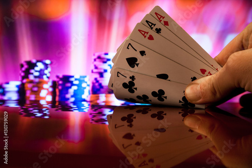 Foto Hand holding full house poker cards combination on blurred background casino luc