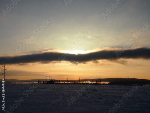 Необычное темное облако в зимнем небе освещено солнцем © dvb60
