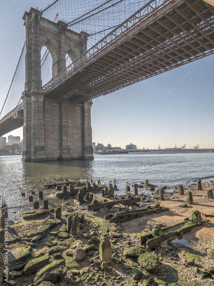 Obraz premium Brooklyn Bridge wcześnie rano