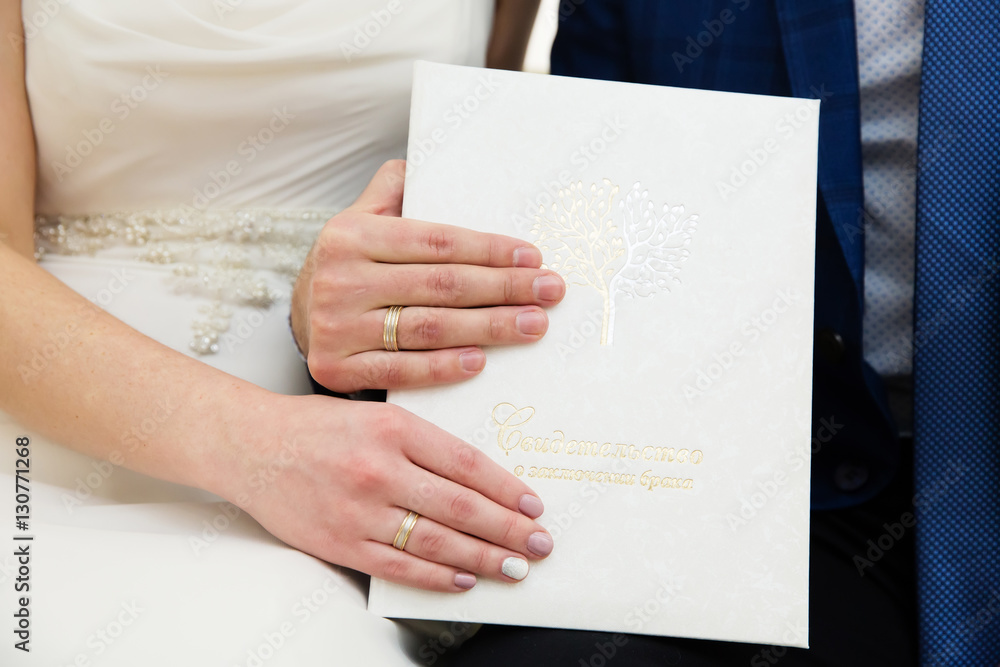 Obraz premium Hands with wedding rings on 