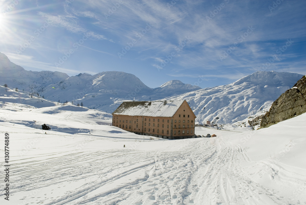 Pesaggio montagna e veduta ospizio del passo (chalet di montagna) del sempione nella neve fresca, Svizzera