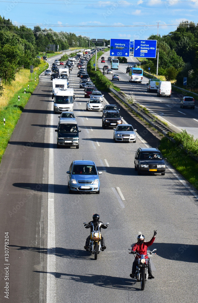 Stau Und Stockender Verkehr Auf Der Autobahn Im Fr hling Sommer 