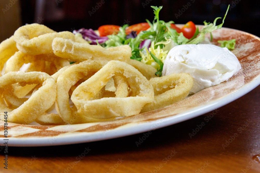 Calamares con ensalada Calamares con ensalada