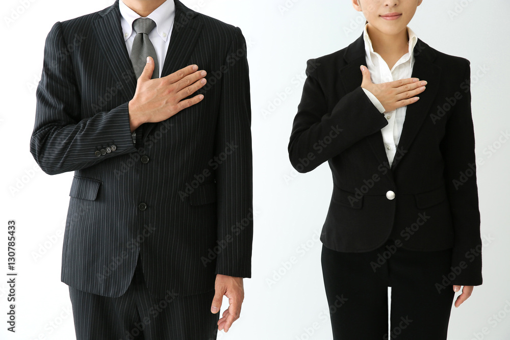 胸に手をあてるスーツ姿の男女 Stock 写真 Adobe Stock 胸に手をあてるスーツ姿の男女 Stock 写真 Adobe Stock