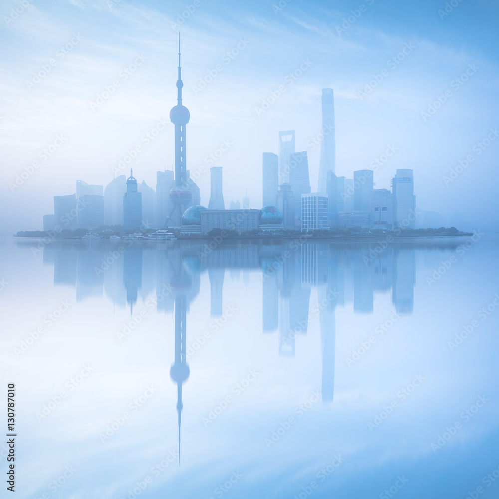Obraz premium Foggy day, Shanghai morning, Shanghai skyline China