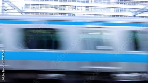 走行中の通勤電車の車窓から見た東京の街並み