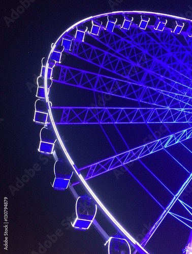 Riesenrad ist blau beleuchtet in der Nacht © contadora1999