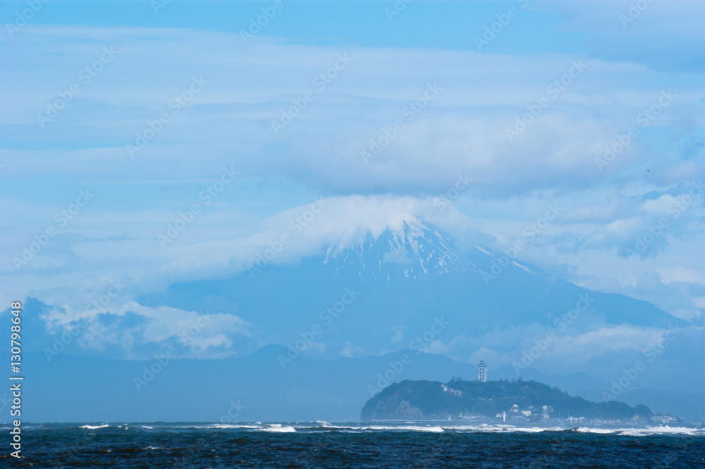 逗子海岸から見る荒れた海と富士山と江ノ島の風景