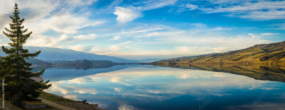 Obraz premium Panoramic view of Lake Dunstan in Cromwell