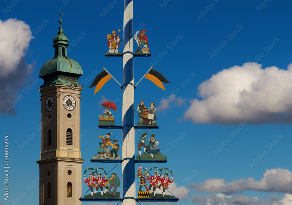 Fototapeta premium münchen viktualienmarkt maibaum bavaria bayern oktoberfest