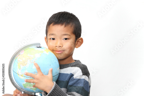 地球儀と小学生(1年生)