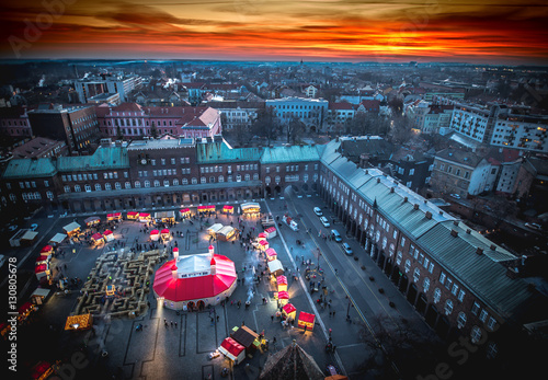 Foto Szeged Advent Christmas Market aerial view at sunset