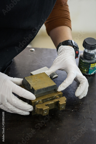 Obraz na płótnie Engineer preparing a soil sample in a mold for direct shear laboratory test w salonie