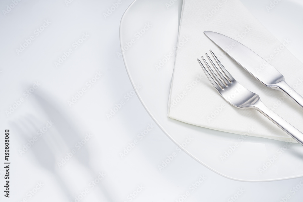 Messer Gabel Serviette auf Teller, Schattenwurf, Hintergrund