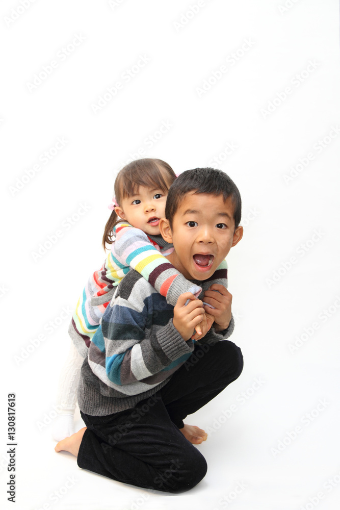 妹をおんぶするお兄ちゃん 7歳と2歳 Stock Photo Adobe Stock