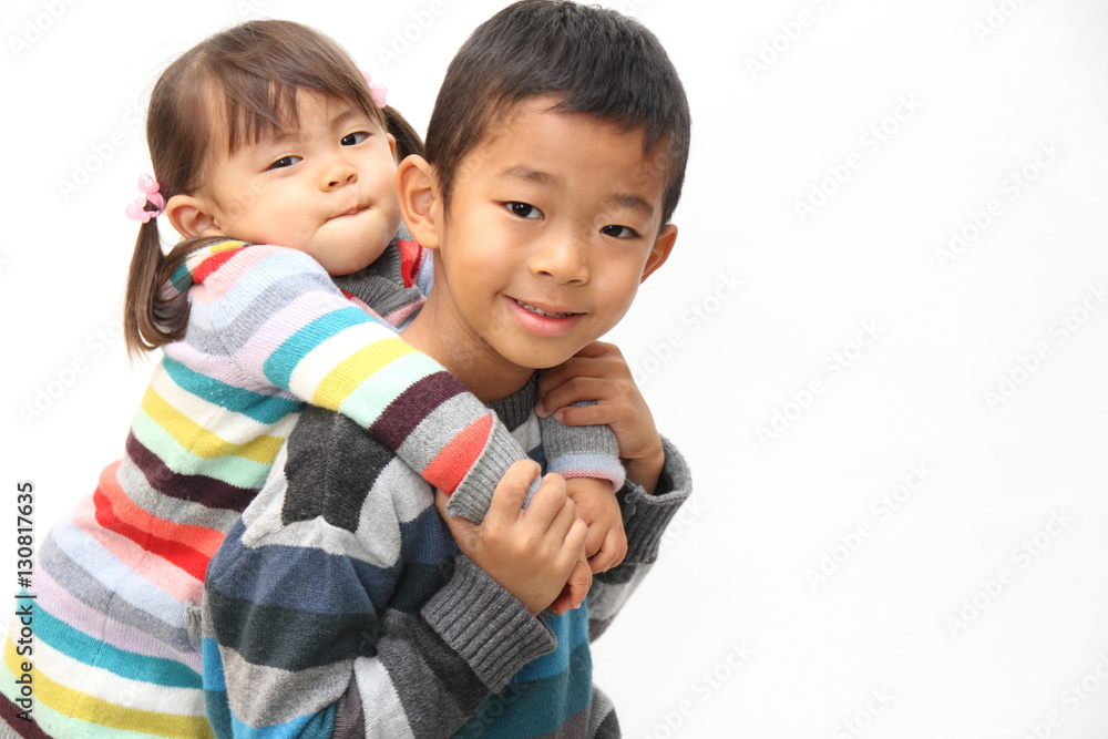 妹をおんぶするお兄ちゃん 7歳と2歳 Stock 写真 Adobe Stock 妹をおんぶするお兄ちゃん 7歳と2歳 Stock 写真 Adobe Stock