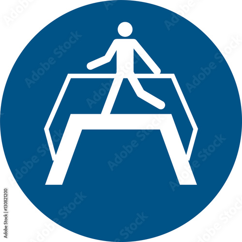 ISO 7010 M023 Use footbridge