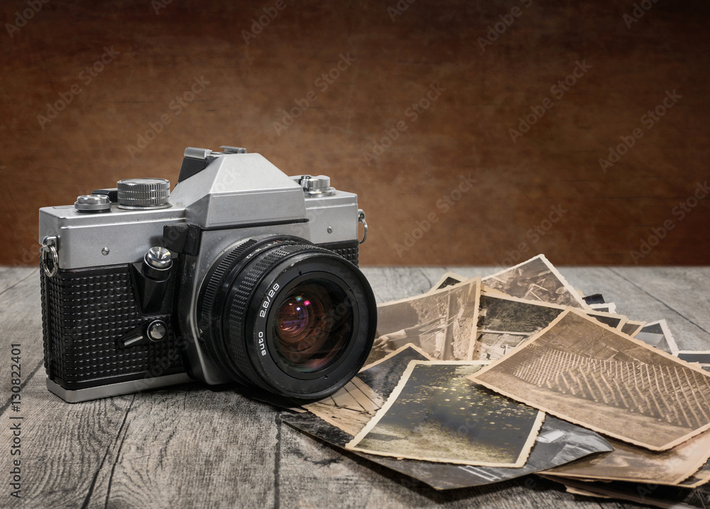 alte antike fotokamera mit photografien 