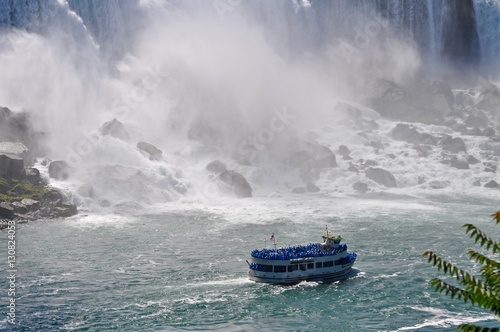 Touristen in blauen Regenwesten im Schiff an den Niagara Wasserfällen: American Falls, Bridal Veil Falls in Ontario, Kanada 