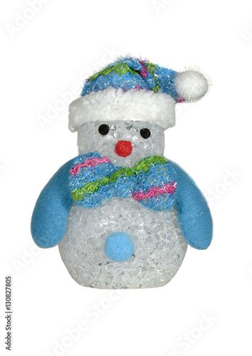 игрушка снеговик из льдинок на белом фоне