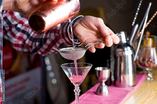 Foto bartender making cocktail