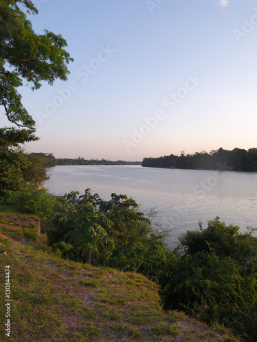 Le jour tombe sur le fleuve Maroni vu des rives du village de Grand-Santi dans l'ouest de la Guyane française.