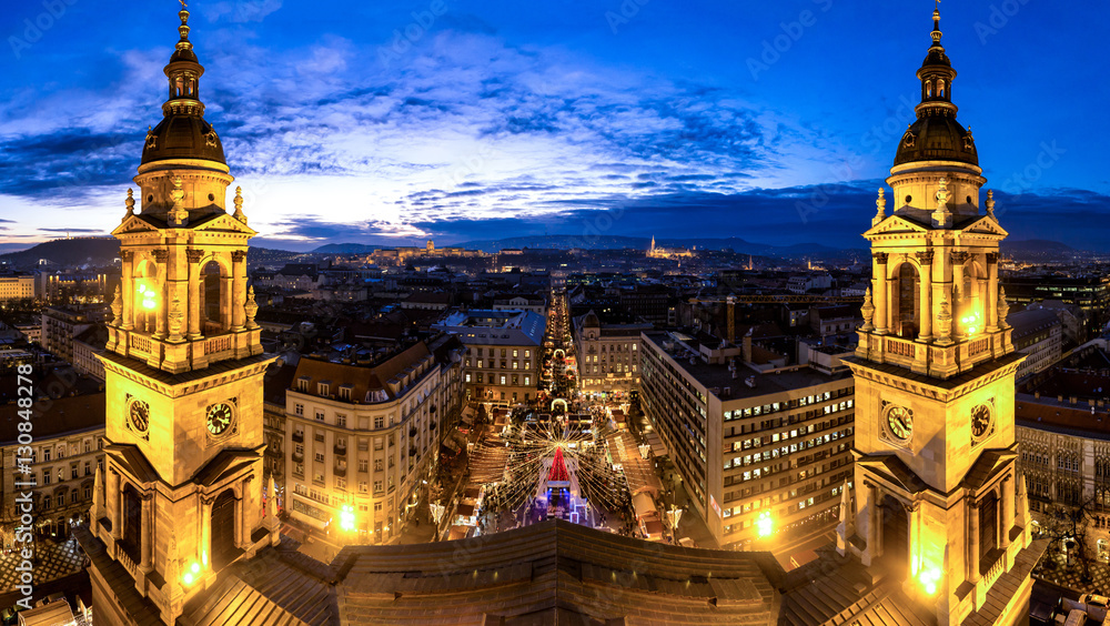 Naklejka premium Budapeszt Panorama Bazyliki Świętego Stefana po zachodzie słońca