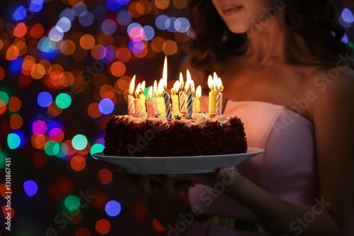 Young woman holding plate w...