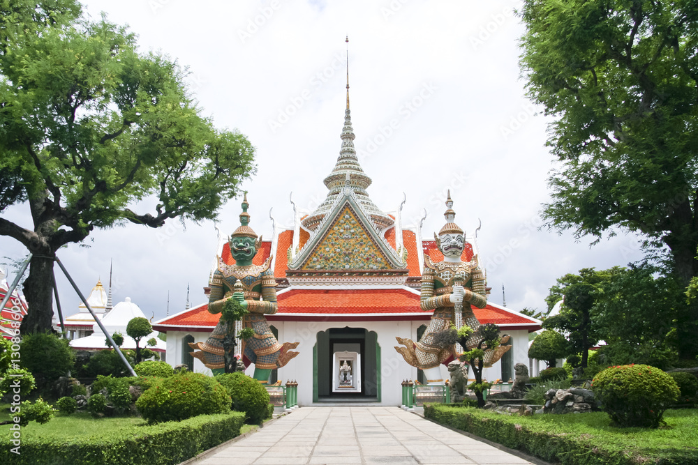 wat arun temple of dawn bangkok thailand