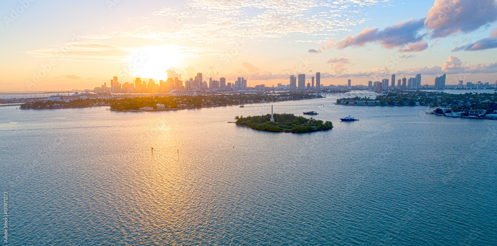 Obraz premium City of Miami Florida Aerial Sunset View Biscayne Bay