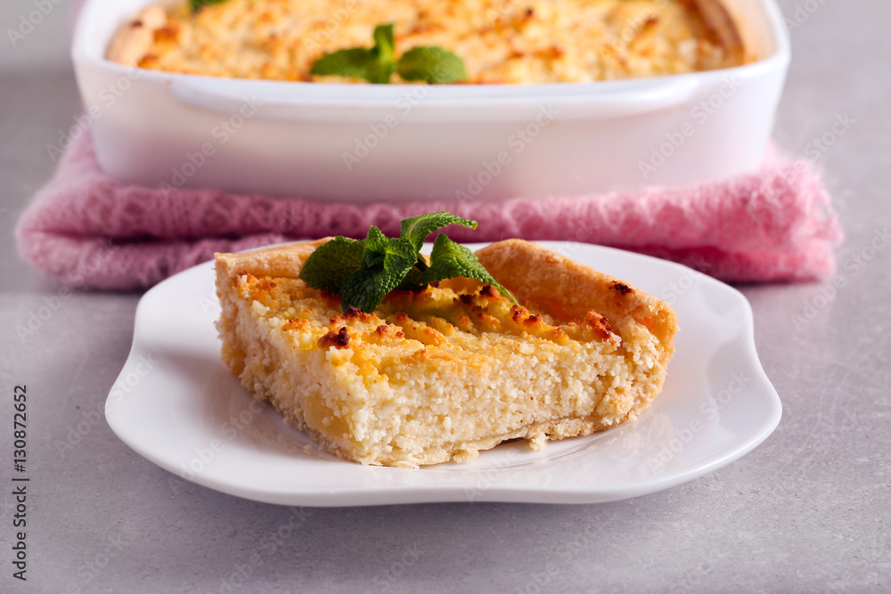 Cheesecake with pineapple and coconut