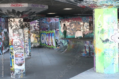 graffiti grafitero urban skate skater columns © Pascual