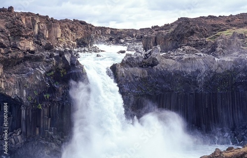 Wasserfall Aldeyjarfoss  Fluss Skj  lfandaflj  t  Basalts  ulen  an der Hochlandroute Sprengisandur  Nor  urland eystra  Island  Europa 