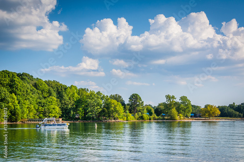 Obraz na płótnie Boat in Lake Norman, seen from Jetton Park, in Cornelius, North w salonie