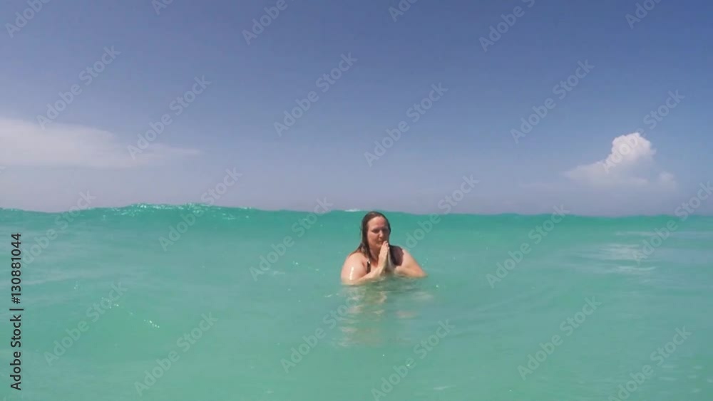 Frau badet in der Karibik vor Kuba Varadero Frau badet in der Karibik vor Kuba Varadero