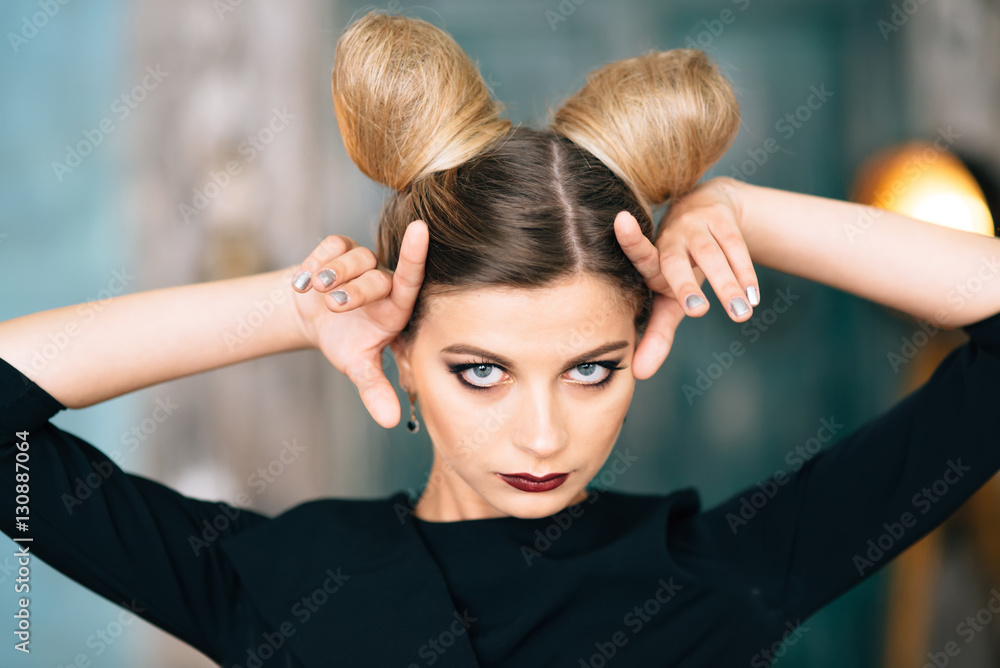 Fototapeta premium The woman laughs and building faces