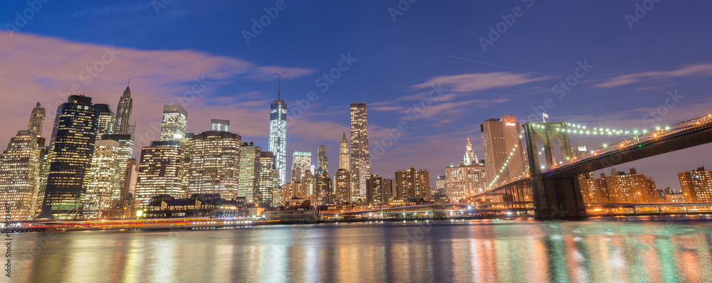 Fototapeta premium Night view of Manhattan and Brooklyn bridge