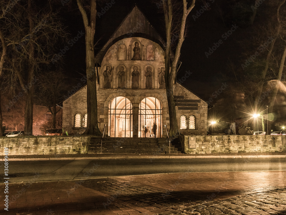 Fototapeta premium Nachts im Weltkulturerbe Goslar - Domvorhalle