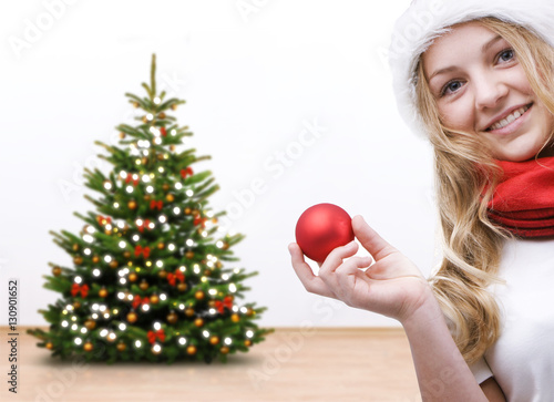 Mädchen mit leuchtendem Christbaum