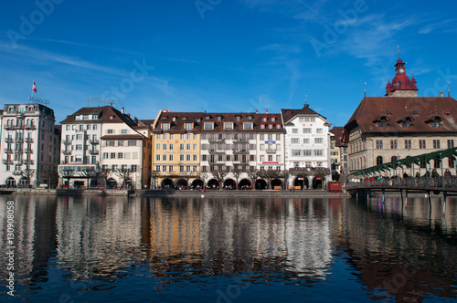 Svizzera, 08/12/2016: il fiume Reuss e lo skyline della città medievale di Lucerna, famosa per i suoi ponti di legno coperti 