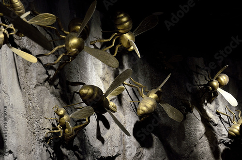 api metalliche dorate