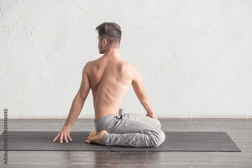Obraz premium A man doing yoga exercises