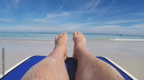 Mann sonnt sich am Karibikstrand auf Kuba Varadero photo