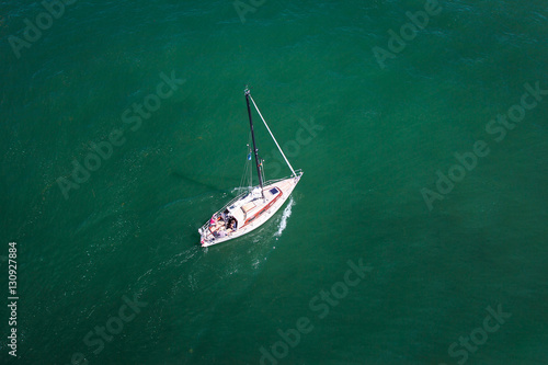 Segelboot fährt mit Passagieren auf dem See © upsession