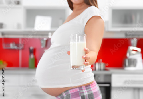 Pregnant woman with glass o...