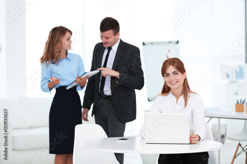 Business people at modern o...