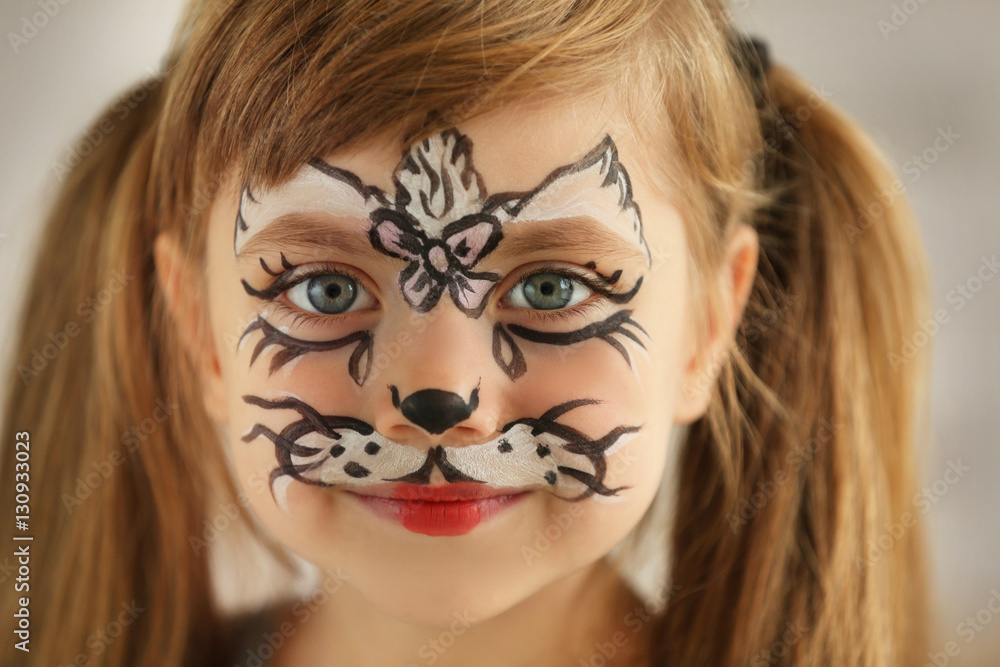 Φωτογραφία Portrait of funny girl with face painting, close up view