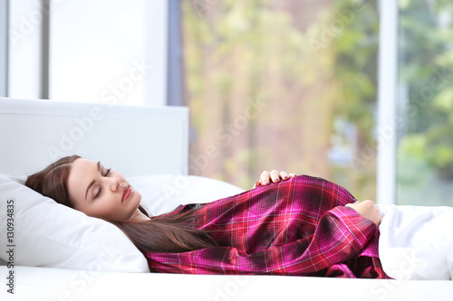 Young pregnant woman sleepi...