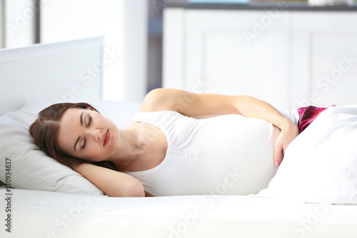 Young pregnant woman sleepi...