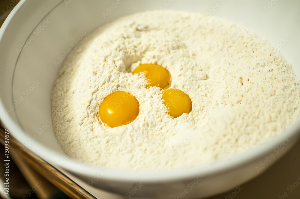 impastare a mano farina uova e zucchero per preparare l'impasto per i dolci impastare a mano farina uova e zucchero per preparare l'impasto per i dolci